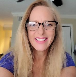 Meet your Posher, Lorie